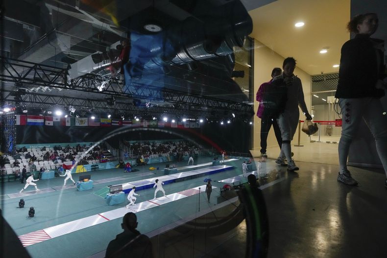 Vistas de las competencias de esgrima de los Juegos Panamericanos en Santiago, Chile, el lunes 30 de octubre de 2023. (AP Foto/Matias Delacroix)