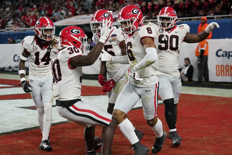 Daylen Everette (6), defensive back de Georgia, festeja con el linebacker Terrell Foster (30), luego de interceptar un pase de Florida State en el Orange Bowl, el sábado 30 de diciembre de 2023 (AP Foto/Lynne Sladky)