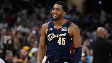 ARCHIVO - Foto del 11 de mayo del 2026, Donovan Mitchell de los Cavaliers de Cleveland hace un gesto en el juego 4 de las semifinales de la Conferencia Este ante los Pistons de Detroit. (AP Foto/Sue Ogrocki, Archivo)