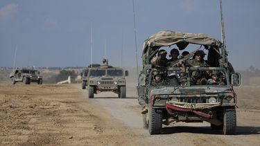 Fuerzas israelíes se trasladan por el sur de Israel cerca de la frontera con la Franja de Gaza, el jueves 25 de enero de 2024. (AP Foto/Ohad Zwigenberg)