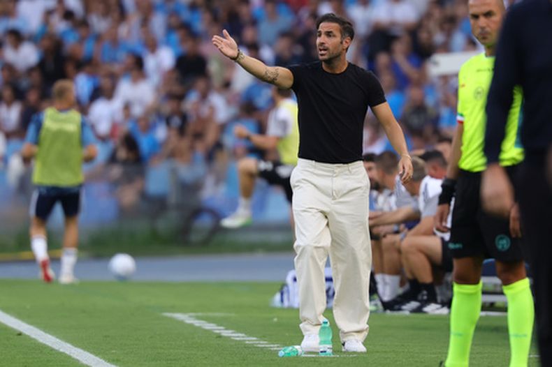 El director técnico del Como, Cesc Fàbregas, da indicaciones durante el partido de fútbol de la Serie A entre el Napoli y el Como, en Nápoles, Italia, el domingo 30 de agosto de 2026. (Alessandro Garofalo/LaPresse vía AP)