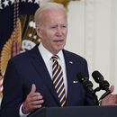 Biden prepara ayuda para pagar créditos estudiantiles