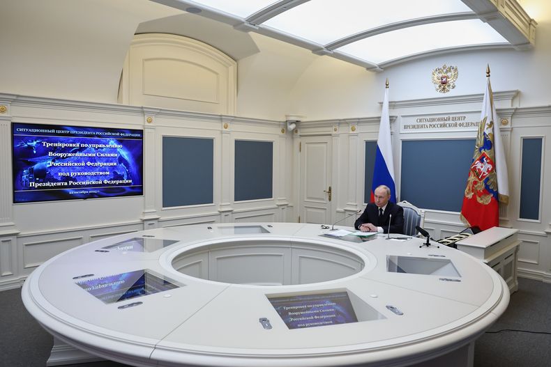 El presidente ruso Vladimir Putin dirige un simulacro de fuerzas nucleares por videoconferencia en el Centro de Situaciones en el Kremlin en Moscú el 22 de octubre del 2025. (Alexander Kazakov, Sputnik, Kremlin Pool Photo via AP)