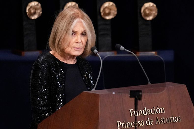 ARCHIVO - Gloria Steinem interviene durante la ceremonia de entrega de los Premios Princesa de Asturias, en Oviedo, en el norte de España, el 22 de octubre de 2021. (AP Foto/Manu Fernández, archivo)