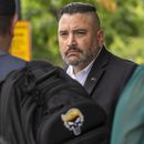 Un grupo de personas que se identifican como miembros de Proud Boys, un grupo de extrema derecha, salen de un tribunal, el 30 de agosto de 2023, en Washington, donde se lleva el juicio a algunos de sus líderes por el asalto al Capitolio de EEUU en enero de 2021. (Foto AP/Jacquelyn Martin)