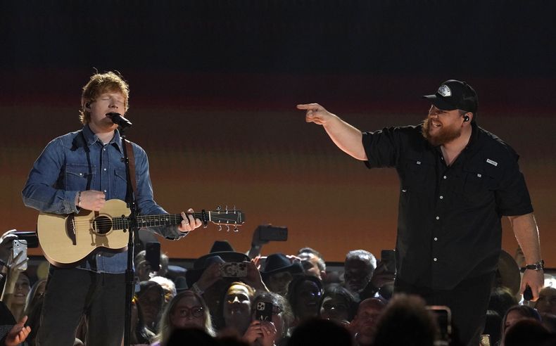 Ed Sheeran, izquierda, y Luke Combs interpretan Life Goes On en la 58a entrega anual de los Premios de la Academia de Música Country el jueves 11 de mayo de 2023, en el Ford Center en Frisco, Texas. (Foto AP/Chris Pizzello)