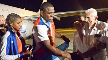 José Ramón Fernández, titular del Comité Olímpico Cubano recibió a la mermada delegación de deportistas que regresó de los Panamericanos de Toronto.