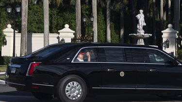 El presidente Donald Trump saluda desde su limusina a su llegada a su club de golf en West Palm Beach, Florida, el 8 de marzo de 2025. (AP Foto/Manuel Balce Ceneta)