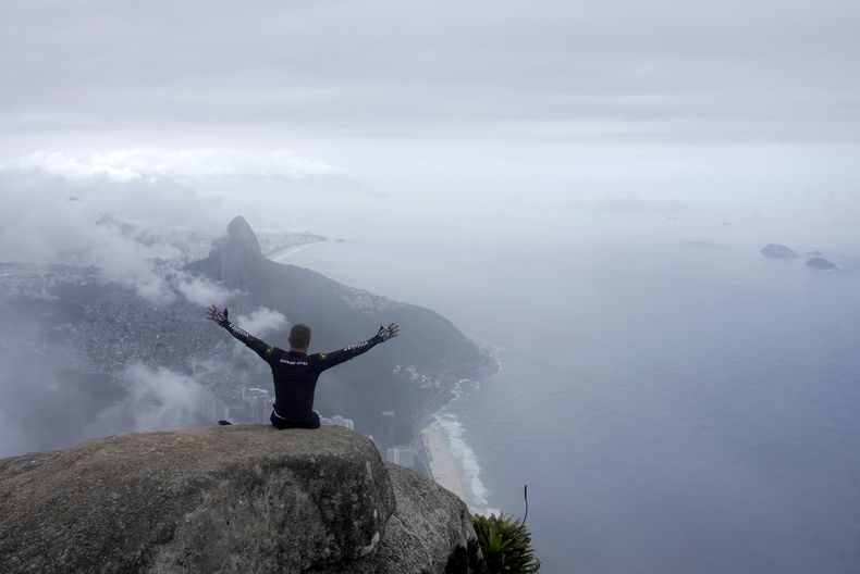 Ezequiel da Luz, un atleta parapléjico, celebra en la cima de la montaña Pedra da Gavea en Río de Janeiro, el 18 de diciembre del 2024. (AP foto/Lucas Dumphreys)