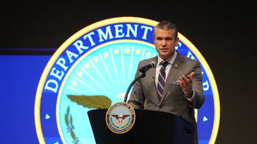 El secretario de Defensa de Estados Unidos, Pete Hegseth, habla en la 4ta Cumbre de Defensa del Noreste de Indiana en la Universidad Purdue Fort Wayne, el miércoles 12 de noviembre de 2025, en Fort Wayne, Indiana. (AP Foto/Darron Cummings)