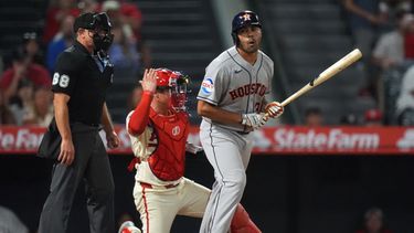 LaMonte Wade, Jr. (31), de los Astros de Houston, reacciona después de recibir una base por bolas con la casa llena que impulsó la carrera de la ventaja contra los Angelinos de Los Ángeles en la novena entrada del juego de béisbol de Grandes Ligas, el lunes 27 de julio de 2026, en Anaheim, Calif. (AP Foto/Scott Strazzante)