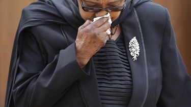americateve | Winnie Madikizela-Mandela, exesposa de Nelson Mandela, parte despu&eacute;s de darle el &uacute;ltimo adi&oacute;s al ex presidente sudafricano Nelson Mandela el mi&eacute;rcoles 11 de diciembre de 2013 en Pretoria, Sud&aacute;frica. (Foto AP/Marco Longar