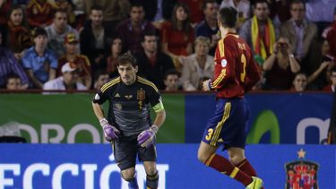 americateve | El arquero de la selecci&oacute;n de Espa&ntilde;a y el Real Madrid, Iker Casillas, izquierda, corre hacia el bal&oacute;n en un partido contra Georgia por las eliminatorias mundialistas el martes, 15 de octubre de 2013, en Albacete, Espa&ntilde;a. (AP Ph