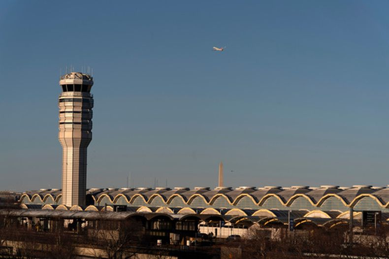 La torre de control en el Aeropuerto Nacional Ronald Reagan Washington en Arlington, Virginia, el 1 de febrero del 2025. (AP foto/Jose Luis Magana)