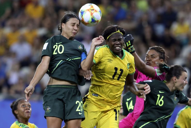 Archivo, Sam Kerr, de Australia, y Khadija Shaw, de Jamaica, disputan un centro durante un partido del Mundial, en Grenoble, Francia, el 18 de junio de 2019 (AP Foto/Laurent Cipriani, File)