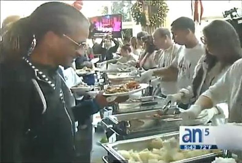 Con un almuerzo de acción de gracias en Bongos Cuban Café, los artistas cubanos Gloria y Emilio Estefan invitaron a la comunidad del Sur de Florida a celebrar con ellos el este día festivo.