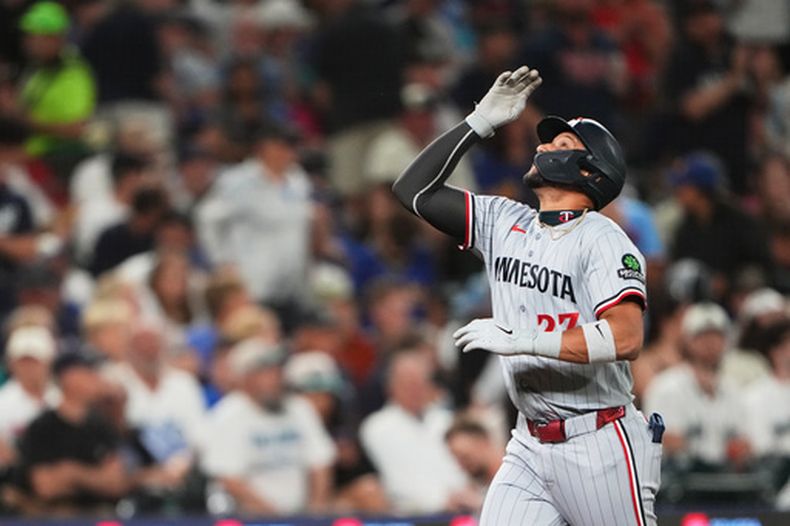 Royce Lewis, de los Mellizos de Minnesota, recorre las bases luego de conseguir un jonrón solitario ante los Marineros de Settle, el viernes 31 de julio de 2026 (AP Foto/Lindsey Wasson)
