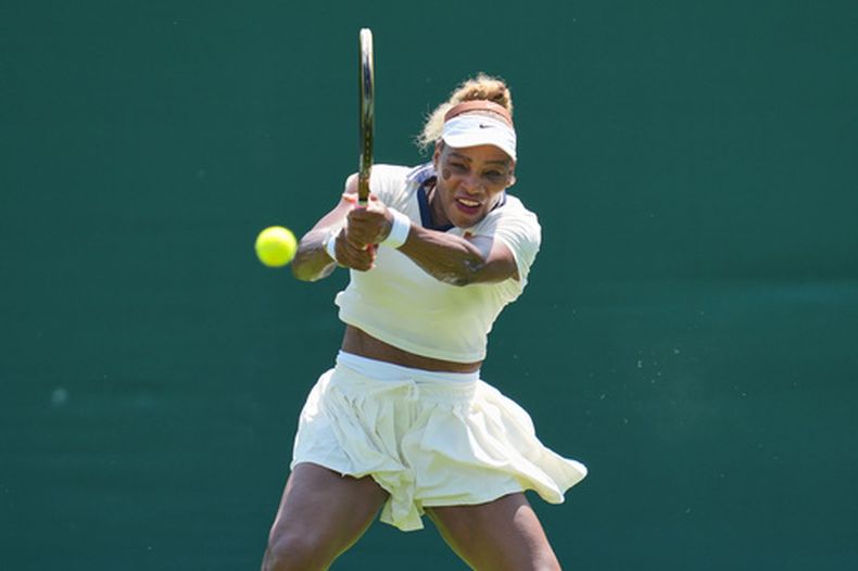 Serena Williams durante una sesión de práctica previo al torneo de Wimbledon, el miércoles 24 de junio de 2026, en Londres. (AP Foto/Kin Cheung)