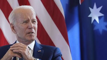 El presidente Joe Biden responde preguntas sobre el límite de deuda de EEUU antes de una reunión bilateral con el primer ministro de Austraila, Anthony Albanese, al marco de la cumbre del G7 en Hiroshima, Japón, el sábado 20 de mayo de 2023. (AP Foto/Susan Walsh)