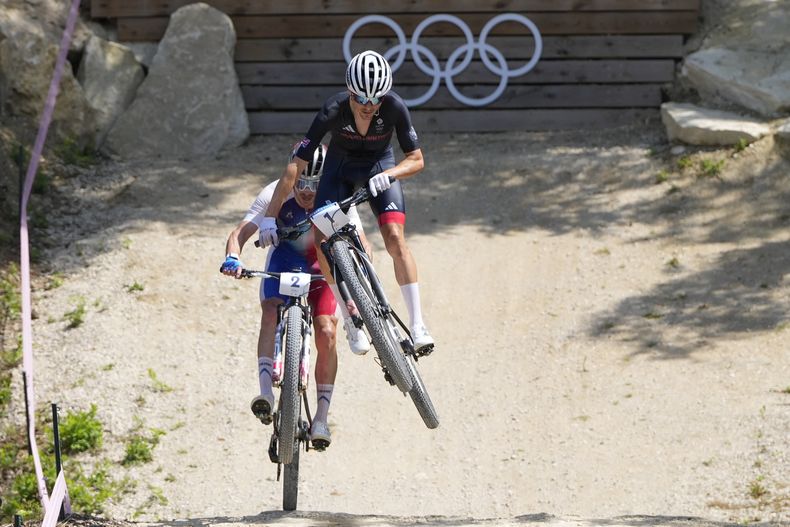 El británico Thomas Pidcock compite en la carrera de ciclomontañismo de los Juegos Olímpicos de París, el lunes 29 de julio de 2024, en Elancourt, Francia. (AP Foto/Ricardo Mazalán).
