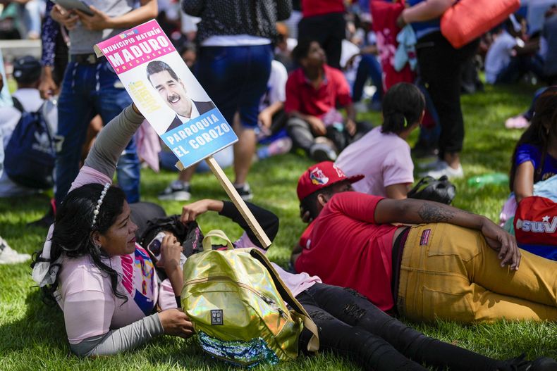 Seguidores del presidente venezolano, Nicolás Maduro, esperan para el acto de cierre de campaña de Maduro en Caracas, Venezuela, el jueves 25 de julio de 2024. Venezuela va a elecciones presidenciales el domingo 28 de julio. (AP Foto/Fernando Vergara)