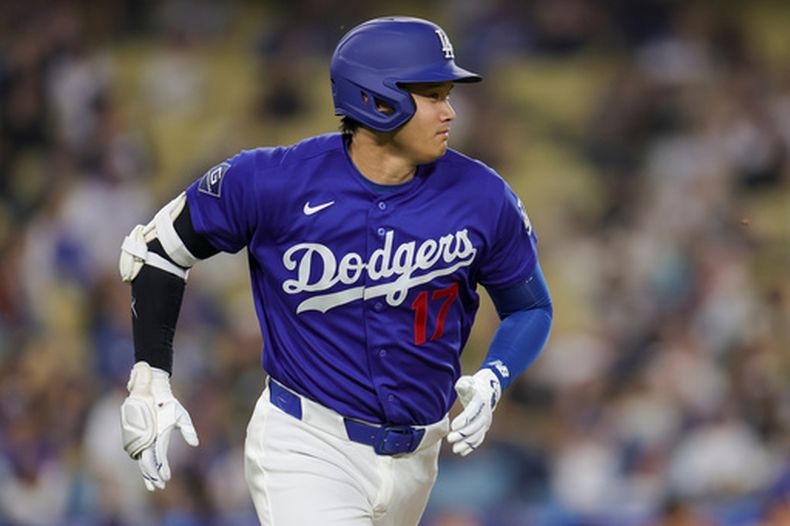 El japonés Shohei Ohtani, bateador designado de los Dodgers de Los Ángeles, corre tras conectar un doble durante la tercera entrada de un juego de béisbol de pretemporada contra los Angelinos de Los Ángeles, el lunes 23 de marzo de 2026, en Los Ángeles. (Foto AP/Ryan Sun)