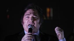Javier Milei, de La Libertad Avanza, les habla a sus partidarios afuera de su sede de campaña después de ganar la segunda vuelta presidencial en Buenos Aires, Argentina, el domingo 19 de noviembre de 2023. (AP Foto/Rodrigo Abd)