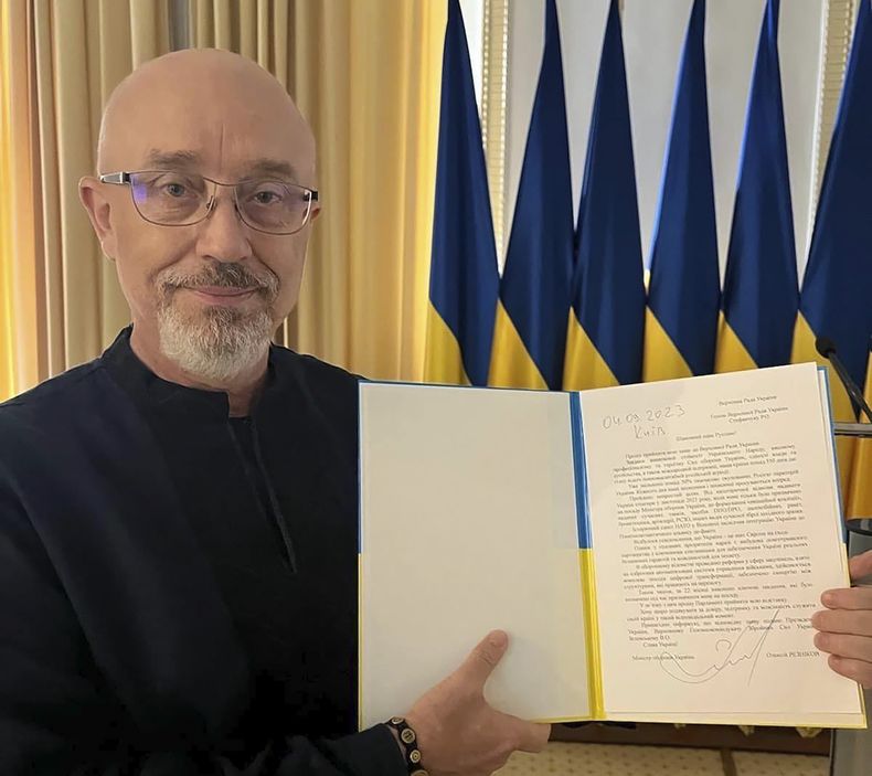 En esta fotografía proporcionada por la Oficina de Prensa del Parlamento de Ucrania, el ministro de Defensa de Ucrania, Oleksii Reznikov, muestra su carta de renuncia dirigida al presidente del Parlamento en Kiev, el lunes 4 de septiembre de 2023. (Oficina de Prensa del Parlamento de Ucrania vía AP)