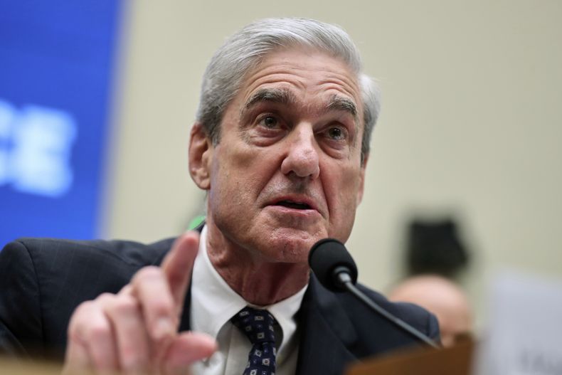 El exdirector del FBI y fiscal especial, Robert Mueller, testifica ante el Comité de Inteligencia de la Cámara de Representantes sobre su informe sobre la interferencia rusa en las elecciones de EEUU, en el Capitolio, en Washington, el 24 de julio de 2019. (AP Foto/Andrew Harnik, Archivo)