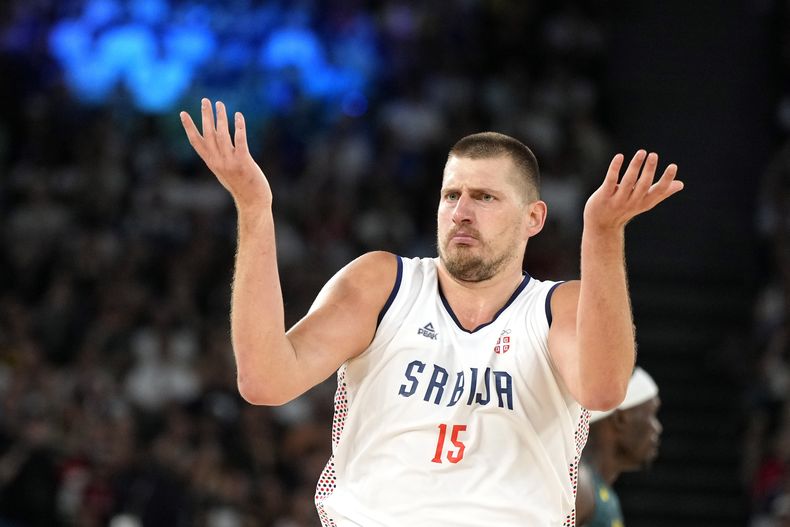 El serbio Nikola Jokic reclama una decisión arbitral durante el partido de cuartos de final de los Juegos Olímpicos ante Australia, el martes 6 de agosto de 2024, en París (AP Foto/Michael Conroy)
