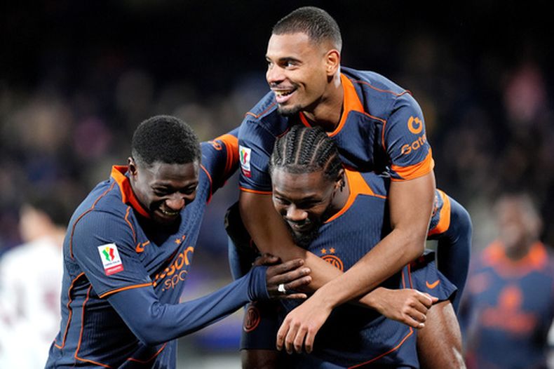 Andy Diouf celebra con sus compañeros del Inter de Milán tras anotar en el encuentro ante el Torino en la Copa de Italia el miércoles 4 de febrero del 2026. (Spada/LaPresse via AP)