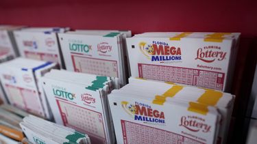 ARCHIVO - Formularios de lotería expuestos en el Supermercado Presidente en el barrio de la Pequeña Habana de Miami, el 7 de agosto de 2023. Las autoridades informaron el miércoles 27 de septiembre que el ganador del premio de $1.600 millones del Mega Millions de agosto se ha presentado a reclamarlo. El boleto ganador se vendió en un supermercado Publix de Neptune Beach, Florida, una localidad de la costa atlántica cercana a Jacksonville, Florida. (AP Foto/Wilfredo Lee, File)