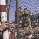 ARCHIVO - En esta imagen de un video tomado por el Departamento de Defensa se ven infantes de marina de Estados Unidos en la Puerta Abbey antes de que un atacante suicida se inmolara ante el aeropuerto internacional de Hamid Karzai el 26 de agosto de 2021 en Kabul, Afganistán. (Departamento de Defensa via AP, Archivo)