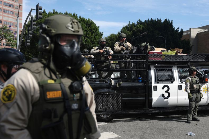 ARCHIVO - Oficiales hacen guardia durante una protesta, el 14 de junio de 2025, en Los Ángeles. (Foto AP/Ethan Swope, Archivo)