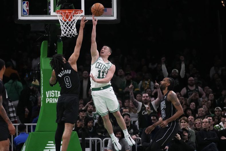 Payton Pritchard, base de los Celtics de Boston, avanza a la cesta frente a TRendon Watford, de los Nets de Brooklyn, en el encuentro del miércoles 14 de febrero de 2024 (AP Foto/Charles Krupa)