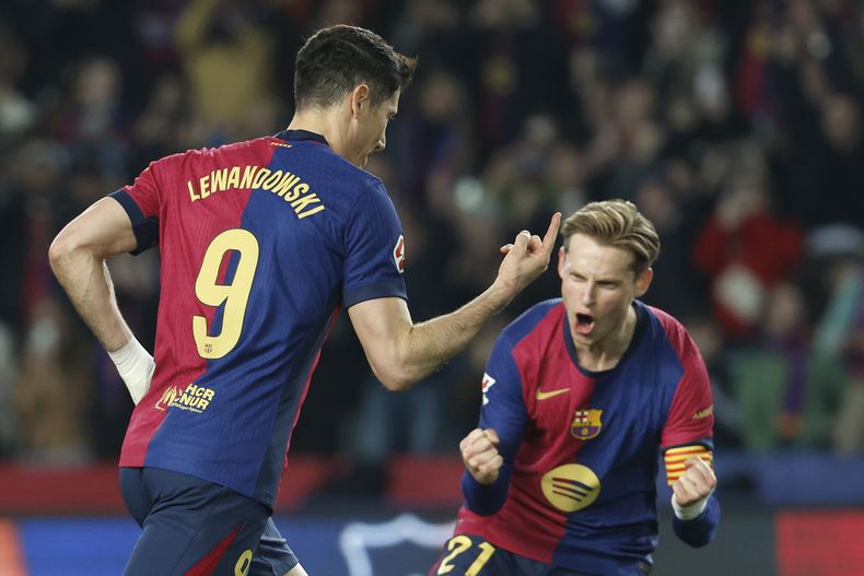 Robert Lewandowski (9) celebra tras anotar el gol del Barcelona en la victoria 1-0 ante el Rayo Vallecano en la Liga española, el lunes 17 de febrero de 2025. (AP Foto/Joan Monfort)