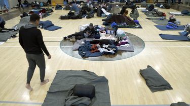 ARCHIVO - Migrantes descansan en un refugio el 6 de enero de 2023, en Denver. (AP Foto/Thomas Peipert)
