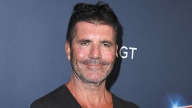 simon cowell, el creador de one direction, fue visto con un tanque de oxigeno durante una cena romantica (foto)