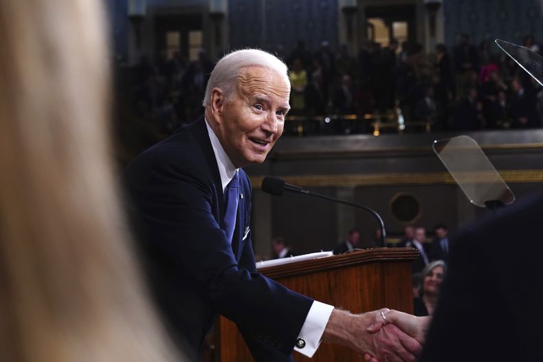 El presidente estadounidense Joe Biden saluda tras pronunciar su discurso sobre el Estado de la Unión ante una sesión conjunta del Congreso en el Capitolio, el jueves 7 de marzo de 2024, en Washington. (Shawn Thew/Pool vía AP)