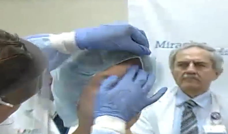Con nuevos protocolos puestos en práctica contra el Ébola en el hospital Jackson Memorial, América Noticias tuvo la oportunidad de ser testigo de una demostración de cómo los médicos y enfermeras se alistan en sus trajes protectores para atender a posible
