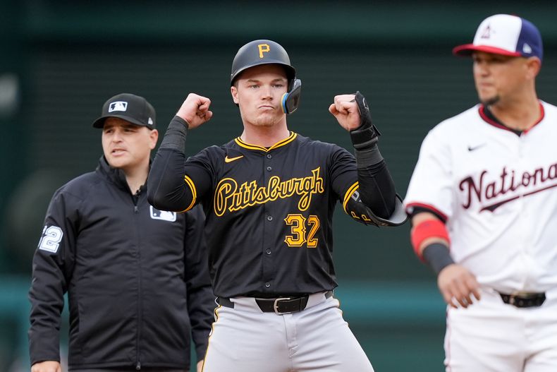 Henry Davis, de los Piratas de Pittsburgh, celebra su doblete durante la sexta entrada en contra de los Nacionales de Washington, en Nationals Park, el lunes 1 de abril de 2024, en Washington. (AP Foto/Alex Brandon)