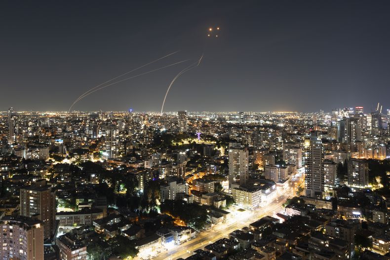 El sistema israelí de defensa antiaérea Domo de Hierro dispara para interceptar un cohete lanzado desde la Franja de Gaza, el lunes 30 de octubre de 2023, en el centro de Israel. (AP Foto/Oded Balilty)