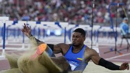 El colombiano Arnovis Dalmero compite en el salto largo del atletismo de los Juegos Panamericanos en Santiago, Chile, el martes 31 de octubre de 2023. (AP Foto/Fernando Vergara)