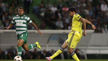 americateve | El jugador de Chelsea y de la selecci&oacute;n espa&ntilde;ola, Diego Costa, derecha, remata en un partido contra el Sporting de Lisboa por la Liga de Campeones el martes, 30 de septiembre de 2014, en Lisboa. (AP Photo/Francisco Seco)