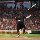 Sal Stewart, de los Rojos de Cincinnati, arroja su bate, tras conectar un hit ante los Piratas de Pittsburgh, el viernes 31 de julio de 2026 (AP Foto/Tanner Pearson)