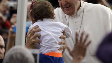 americateve | El papa Francisco acaricia a un ni&ntilde;o en camino a su audiencia general de los mi&eacute;rcoles en la plaza de San Pedro en El Vaticano el 9 de abril de 2014. (Foto de AP/Gregorio Borgia)