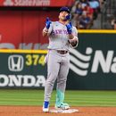 Francisco Álvarez, de los Mets de Nueva York, celebra su doble impulsador de dos carreras en la sexta entrada de un partido de béisbol contra los Rangers de Texas, el martes 22 de septiembre de 2026, en Arlington, Texas. (Foto AP/Tony Gutierrez)