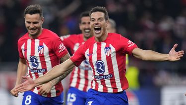 Los jugadores del Atlético de Madrid celebran tras derrotar por penales al Inter de Milán en la vuelta de los octavos de final de la Liga de Campeones, el miércoles 13 de marzo de 2024, en Madrid. (AP Foto/Manu Fernández)