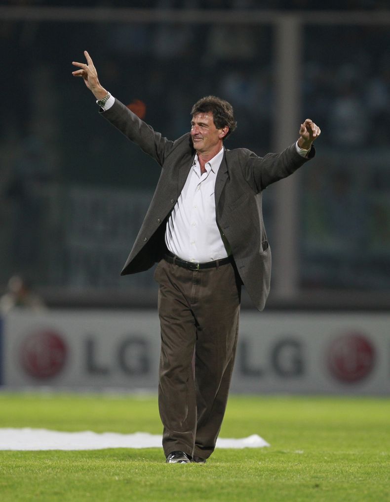 El ex delantero de la selecci&oacute;n de Argentina, Mario Alberto Kempes, saluda al p&uacute;blico antes de un partido por la Copa Am&eacute;rica el 11 de julio de 2011 en C&oacute;rdoba, Argentina. (AP Photo/Victor R. Caivano, File)