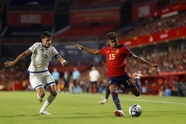 Lamine Yamal, de la selección de España, dispara frente al chipriota Charalampos Charalampous, en un partido disputado el martes 12 de septiembre de 2023 (AP Foto/Fermín Rodríguez)